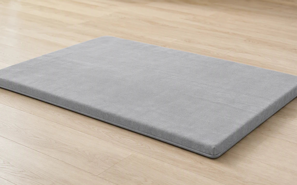 It lies flat and stays flat.